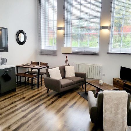 Апартаменты Burkhardt Hall- Parking Included- Sleeps 4 Суиндон Экстерьер фото