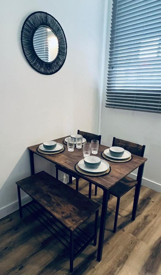Апартаменты Burkhardt Hall- Parking Included- Sleeps 4 Суиндон Экстерьер фото
