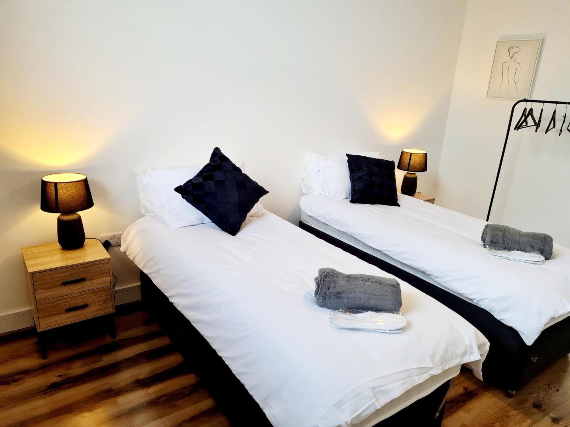 Апартаменты Burkhardt Hall- Parking Included- Sleeps 4 Суиндон Экстерьер фото